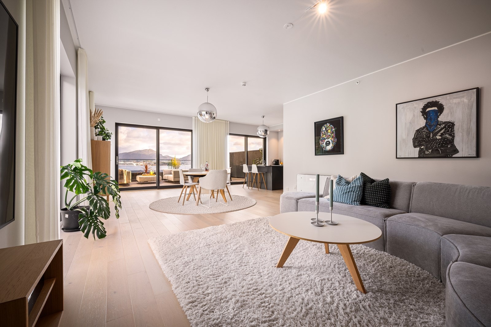 Sofagruppen passeres ved inngangen av stuen og spisebordet plasseres selvsagt ved utsikten. Galleribilde