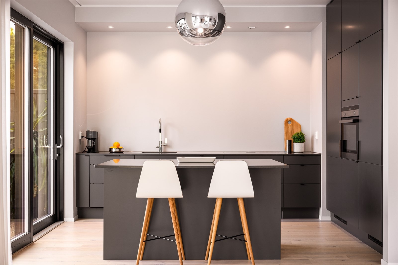 Av integrerte hvitevarer er det induksjonsplatetopp fra Røroshetta, stekeovn, oppvaskmaskin samt også kjøl- og frys. Galleribilde