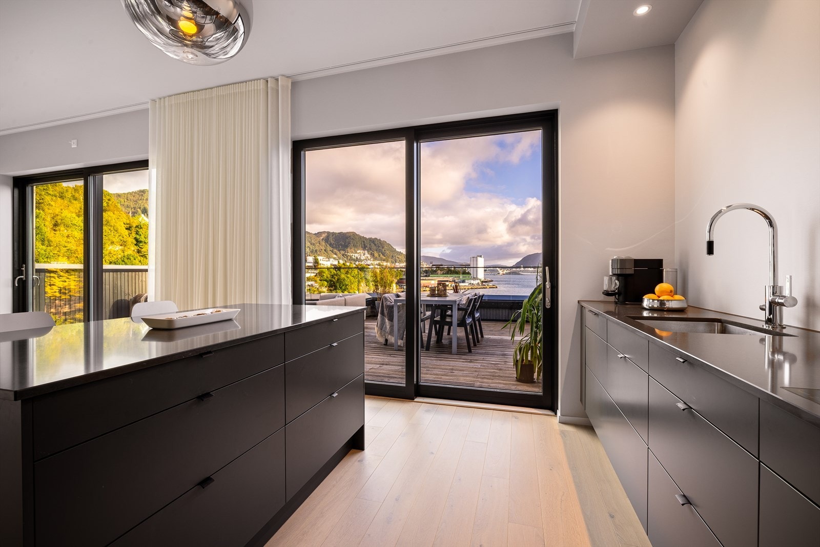 Kjøkkenøyen gjør hverdagen lettere og bistår til blant annet oppbevaring og ekstra arbeidsrom. Galleribilde