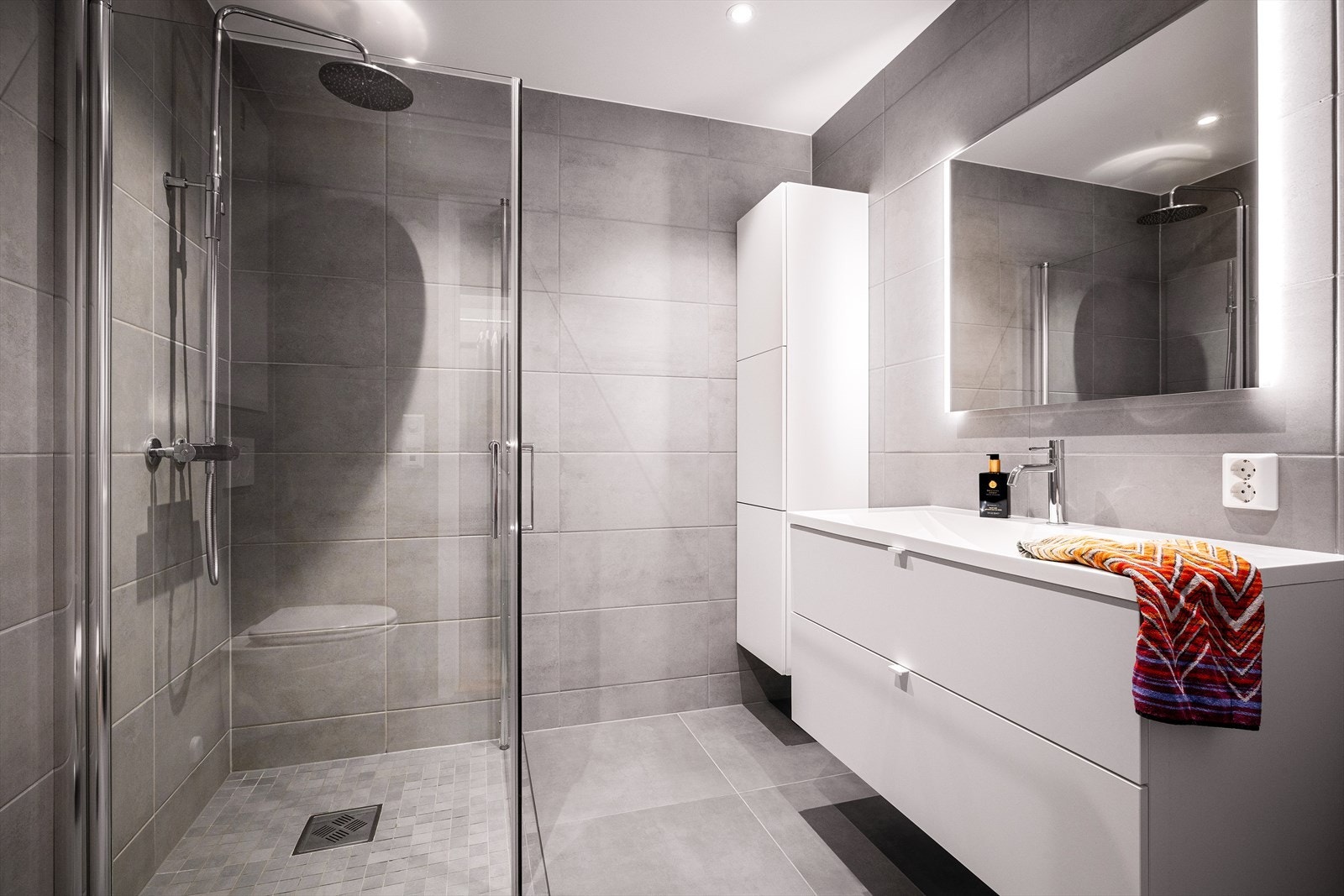 Badet har lekre farger som virkelig står i stil med resten av boligen. Galleribilde