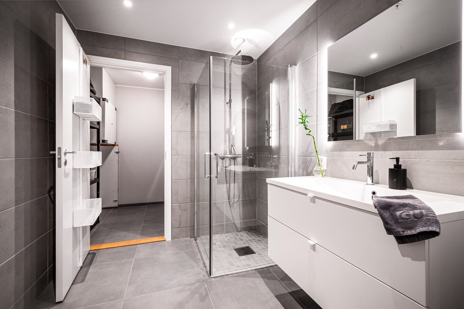 Ved entréen finner du boligens hovedbad med tilhørende vaskerom. Galleribilde