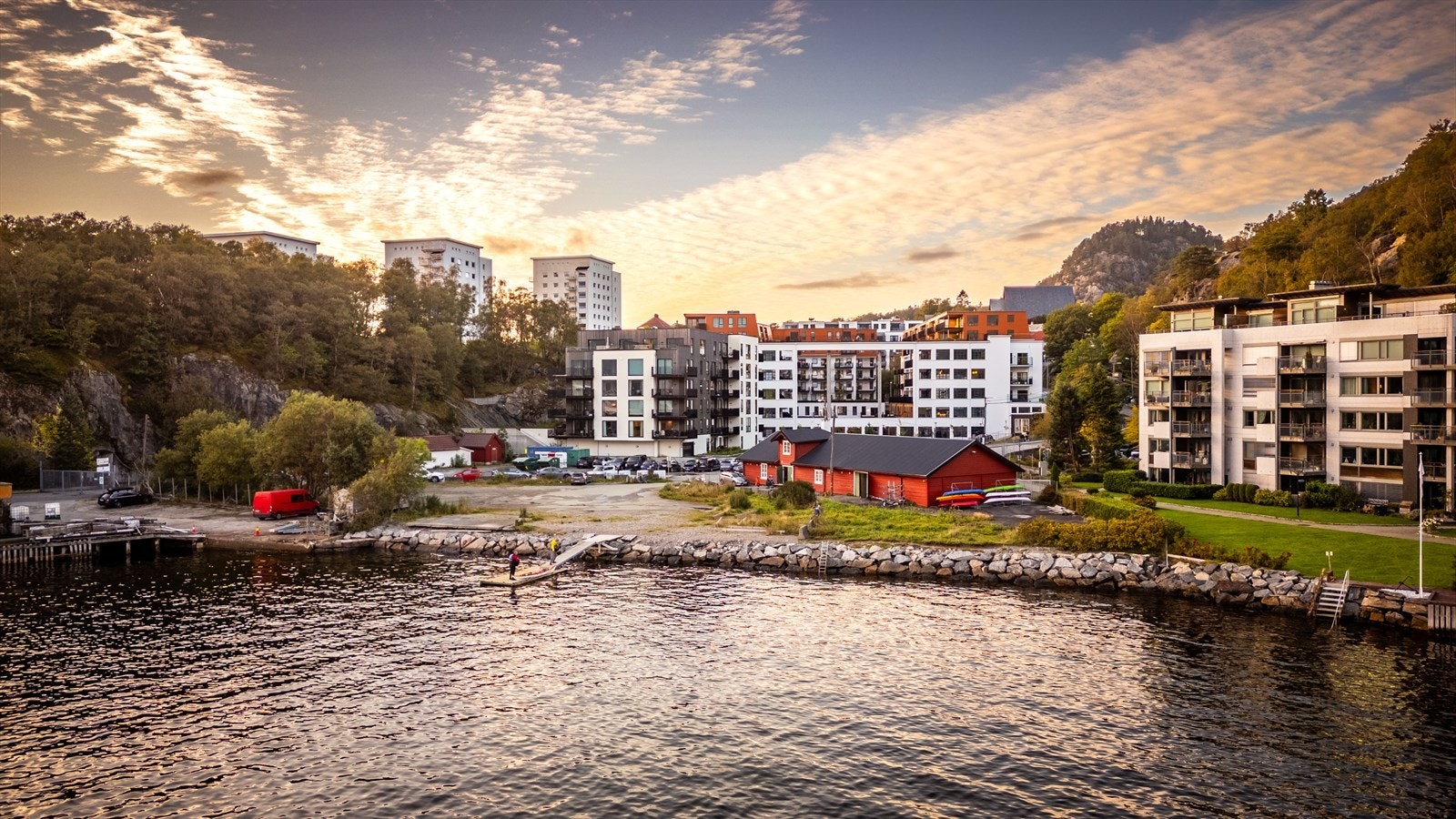 Området byr på herlige tur og bademuligheter, nærhet til fjell og natur, gangavstand til kollektivtransport og kort vei til skoler og barnehager. Galleribilde