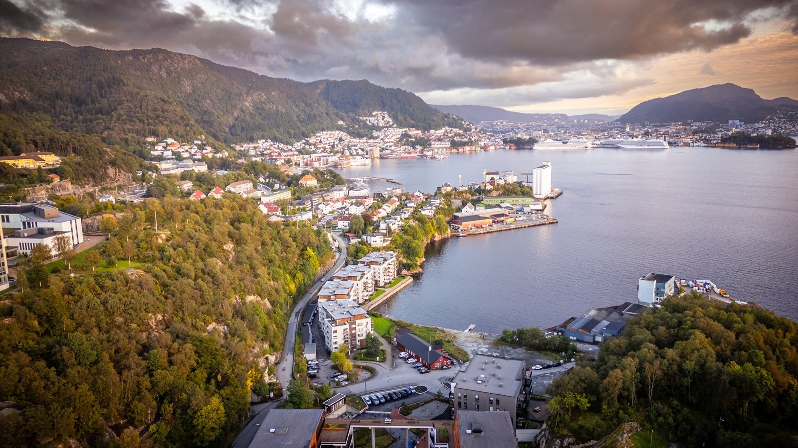 For den tur og treningsglade er det flust av muligheter like utenfor døren. Her kan blant annet nevnes turer langs med Breiviken, Biskopshavn, innover mot Gamle Bergen og Sandviken. Galleribilde