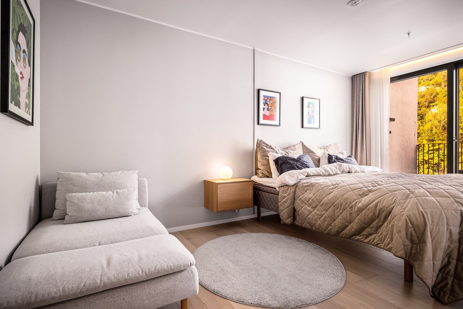 Mastersuiten har i tillegg meget god oppbevaringsplass med blant annet Pax-garderobe med enkel tilpasning fra IKEA. Galleribilde