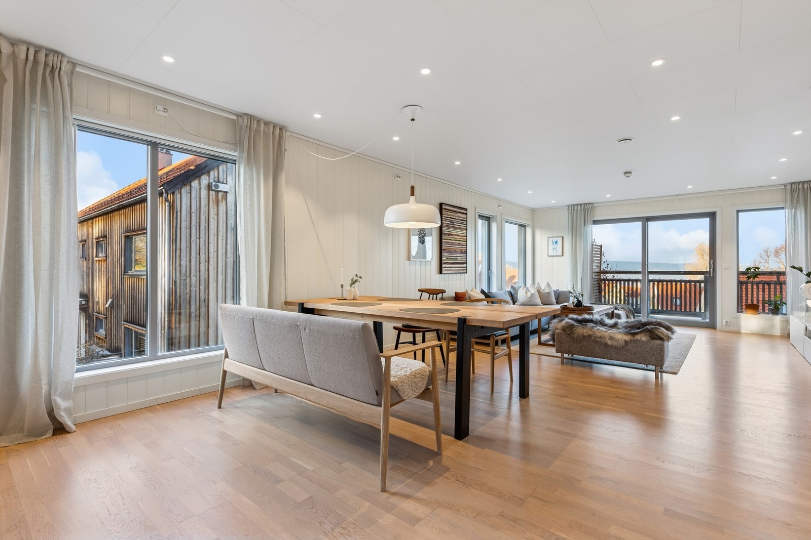 Stuens gode størrelse gir deg flere alternativer mtp møblering. Her er plass til både sofagruppe og spisegruppe som du kan dekke på og invitere inn til sosiale sammenkomster og hyggelige måltider. Galleribilde