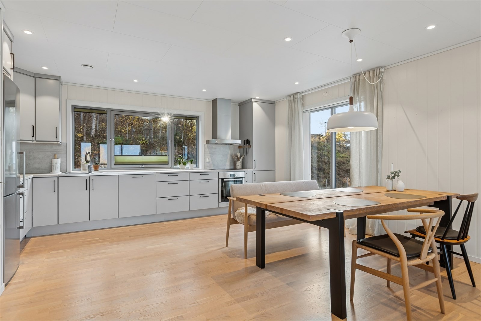 Et kjøkken med romslig plass til spisebord, perfekt for både hverdagsmåltider og hyggelige sammenkomster. Galleribilde