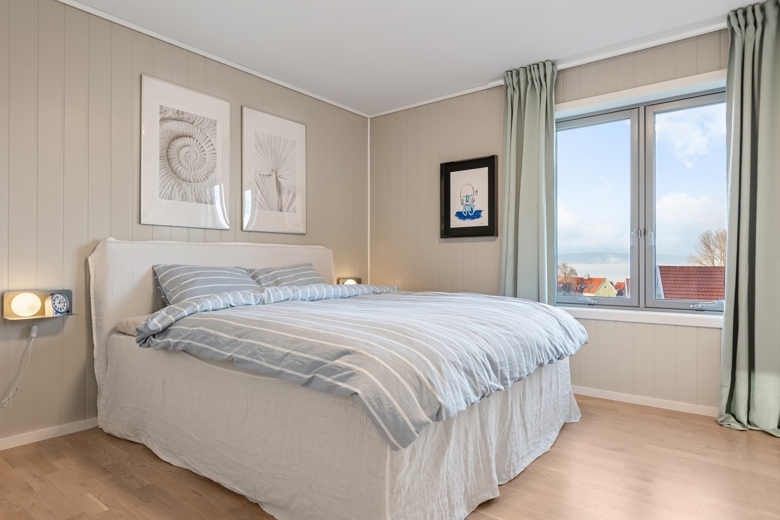 Flott hovedsoverom malt i en lys og dus farge som gir rommet en god atmosfære. Galleribilde