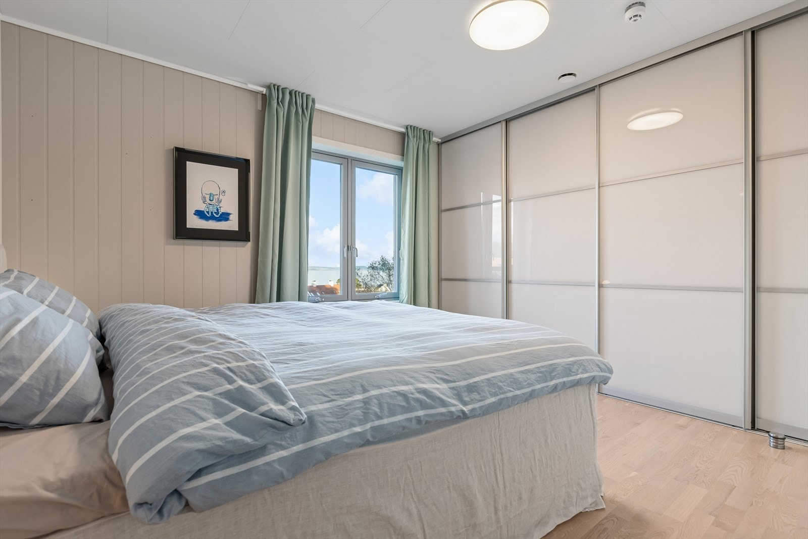 Meget god garderobeløsning med plassbygd skyvedørs garderobeskap. Galleribilde