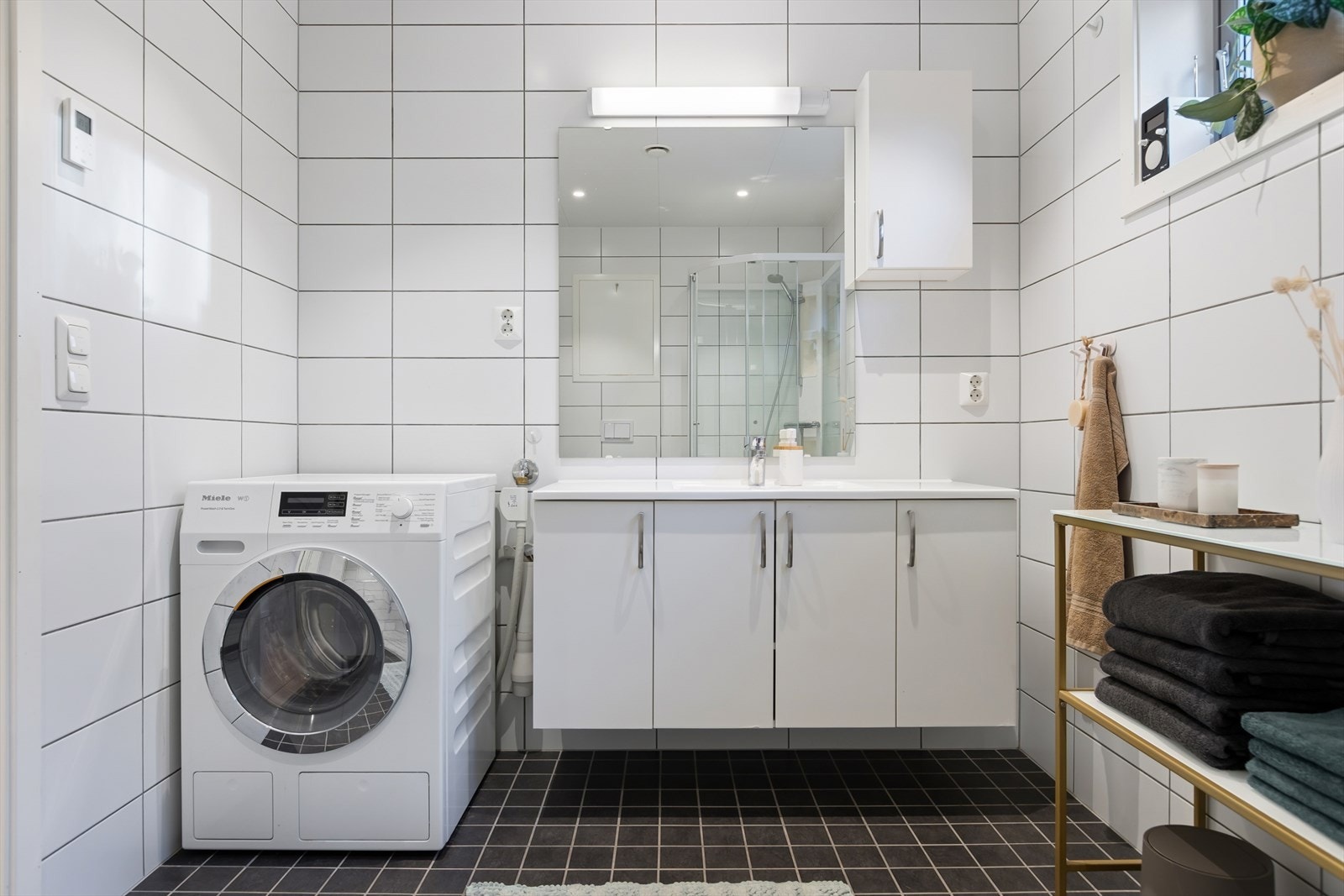 Opplegg for vaskemaskin. Godt med skapplass. Galleribilde