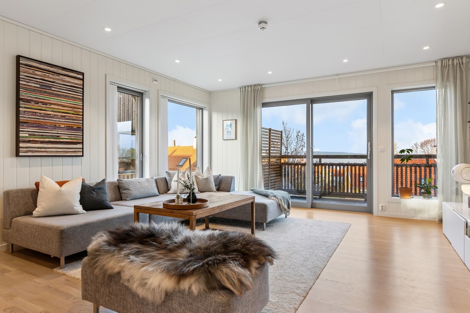 Meget pen og romslig stue med mange vindusflater som slipper inn mye naturlig lys. Utgang til solrik veranda. Galleribilde