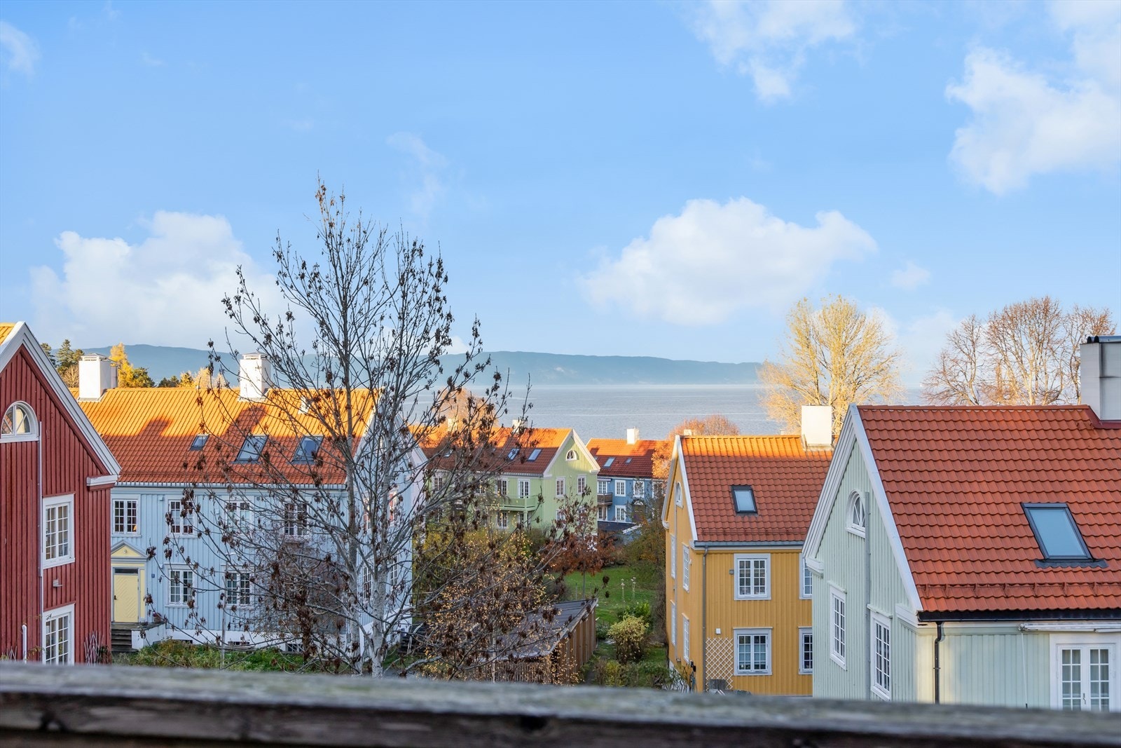 Magisk morgen over Trondheimsfjorden der himmel og fjord møtes i perfekte nyanser. Galleribilde