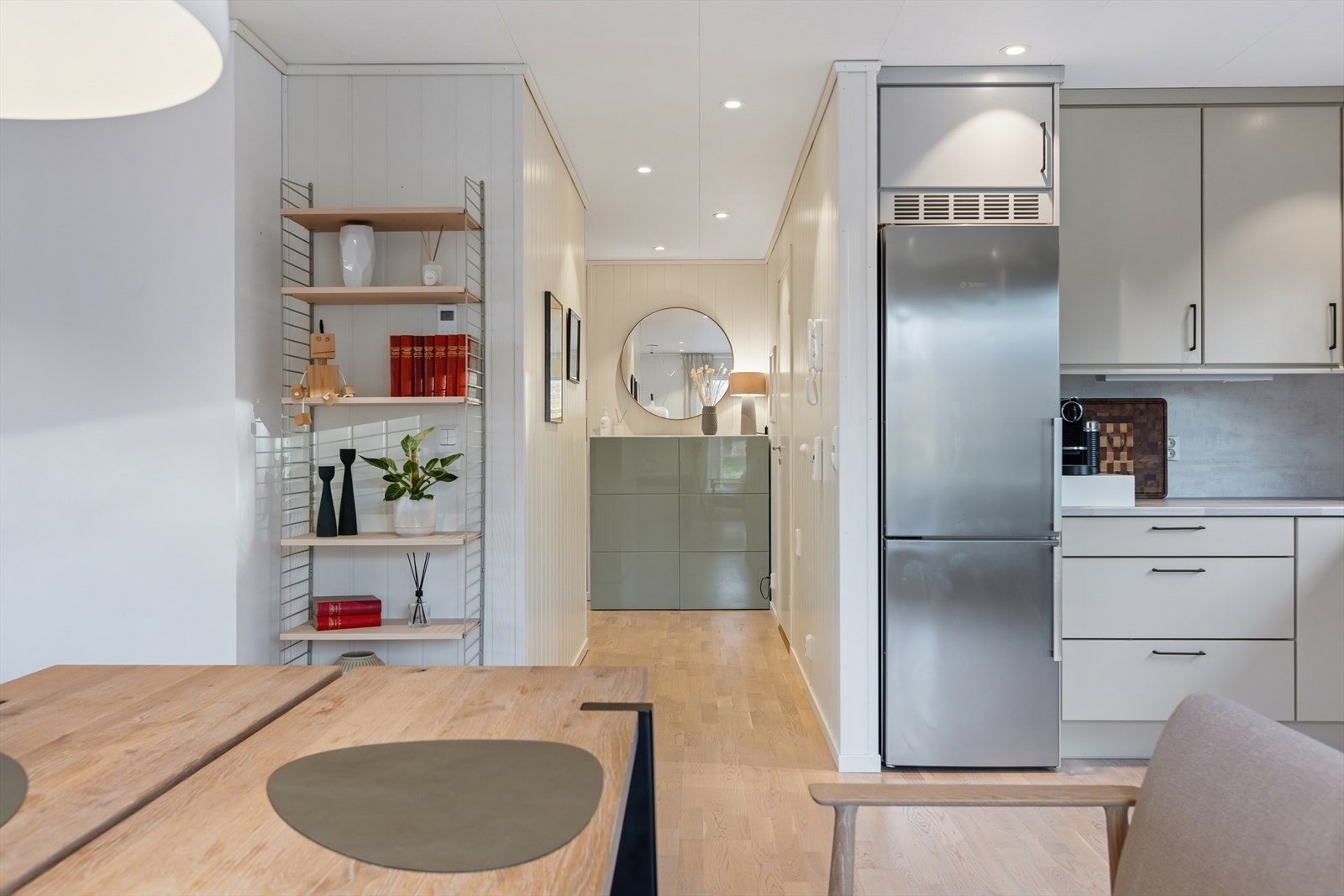 Praktisk planløsning som gir leiligheten et åpent og innbydende preg. Galleribilde