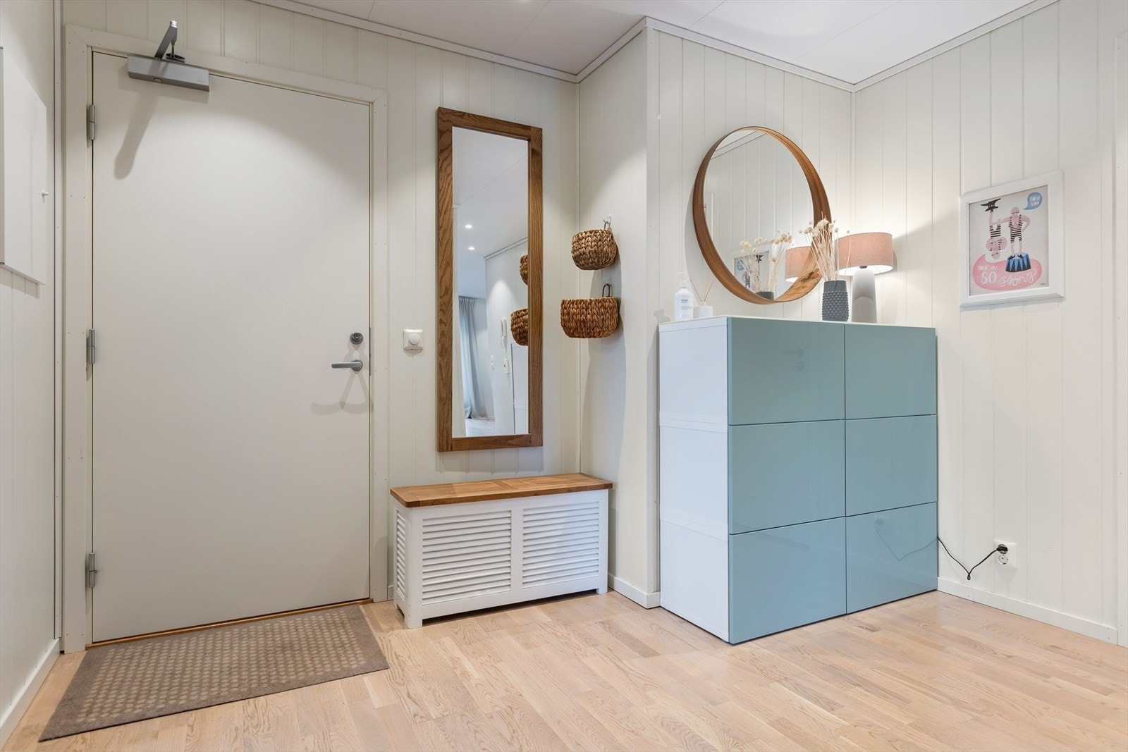 Innbydende og romslig entré/gang med god plass til å henge fra seg yttertøy og sette fra seg sko. Galleribilde