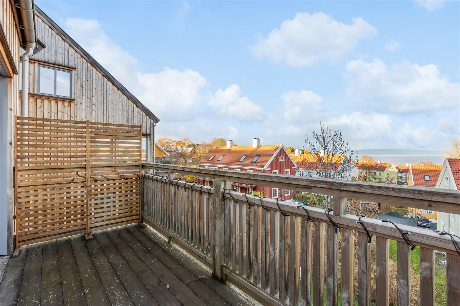 Balkong til stor glede på gode og varme sommerdager. God plass til ønsket møblement. Galleribilde