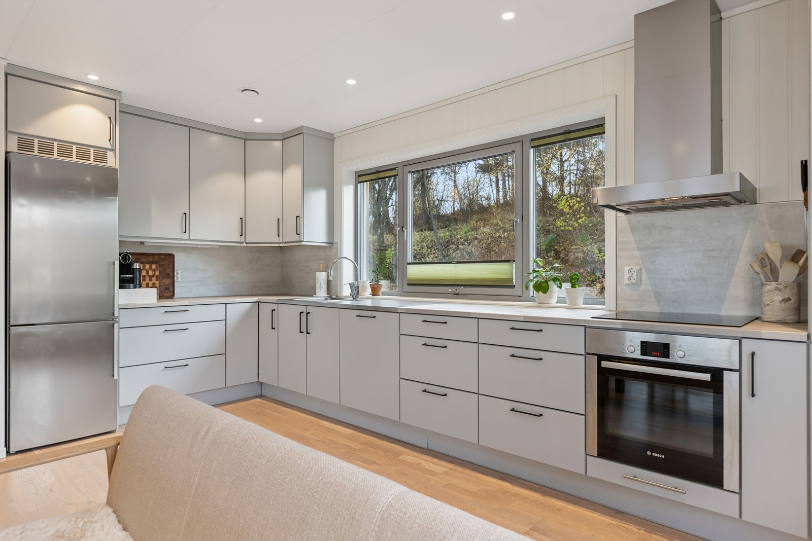 Rikelig med skap- og benkeplass. Plater på vegg over benkeplaten. Galleribilde