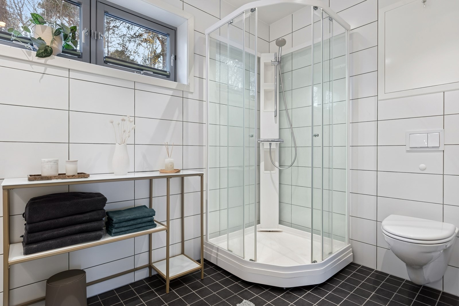 Utstyrt med dusjkabinett og vegghengt toalett. Galleribilde