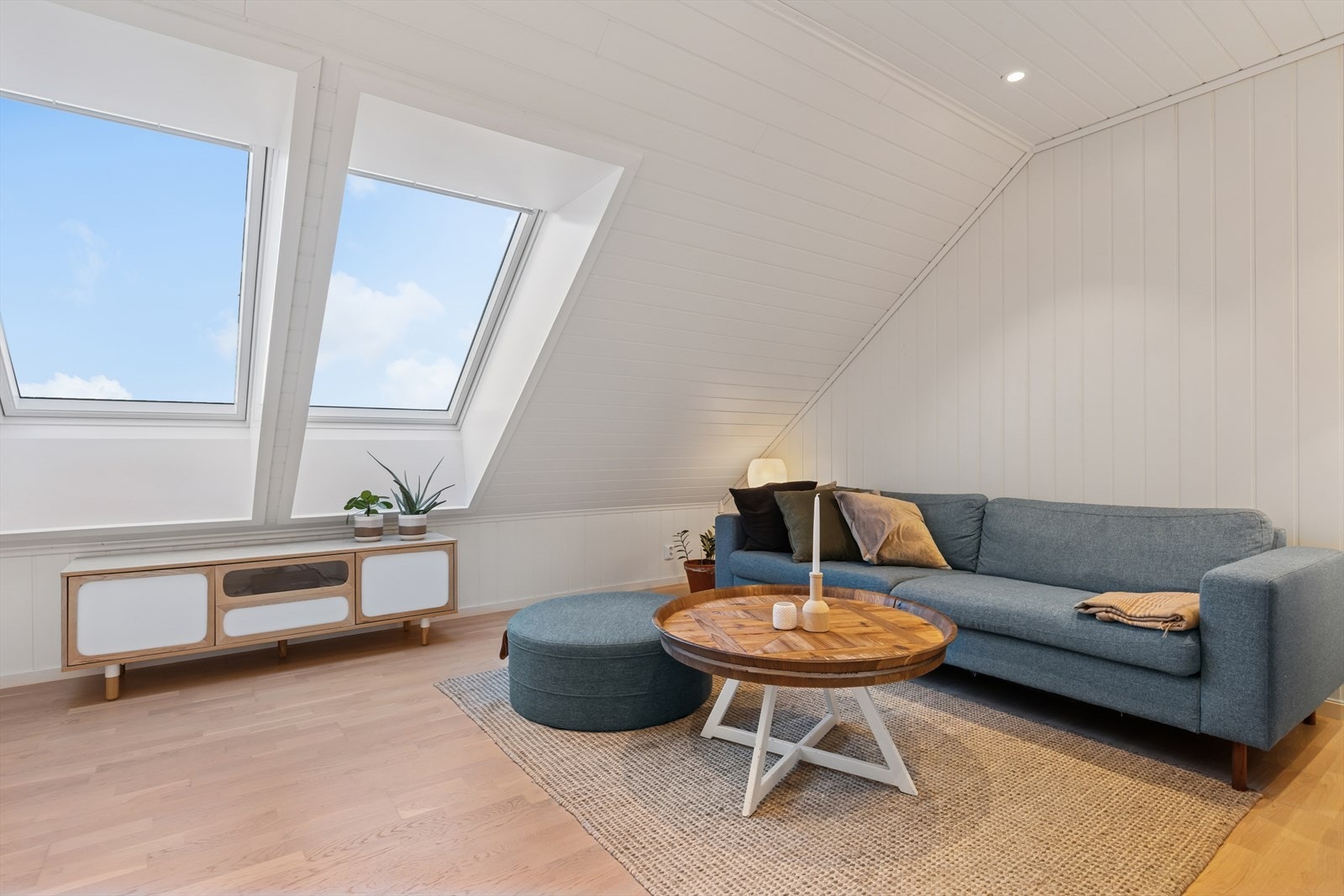 Flott og romslig loftstue med skråtak og to store vinduer. Stue for avslapning i en luftig atmosfære. Her kan du etablere et ekstra soverom, om det er behov. Galleribilde