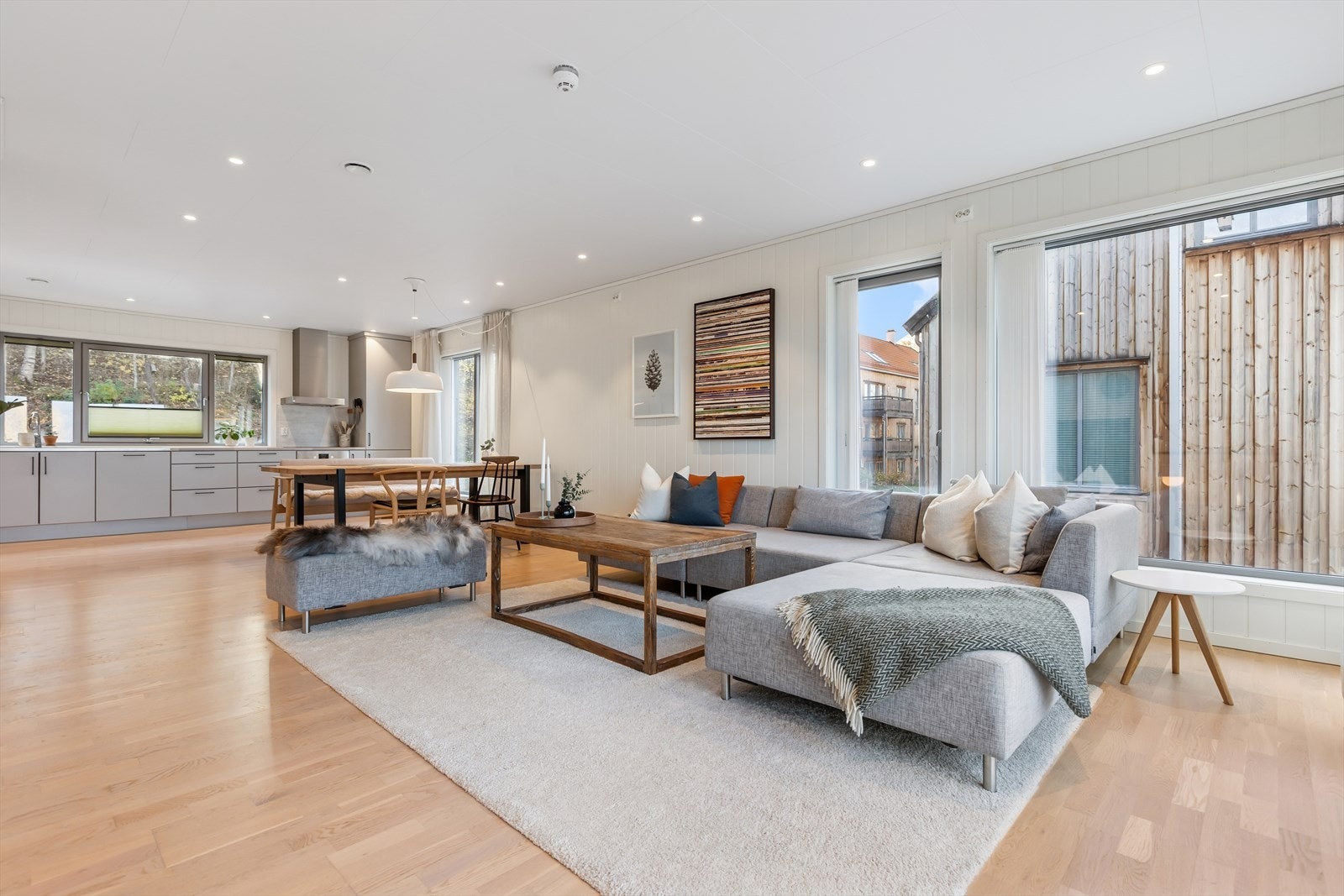 Lys, luftig og gjennomtenkt - en åpen planløsning som skaper rom for både liv og samvær. Vannbåren varme i gulv gir et behagelig inneklima. Galleribilde