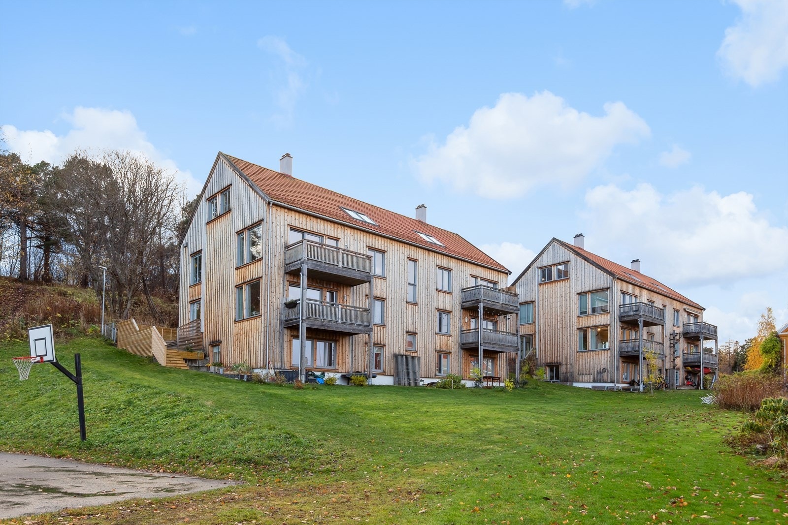 Eiendom i et rolig og attraktivt boområde med flermannsboliger omgitt av flotte lekeområder som er skjermet for gjennomgangstrafikk. Her er det fint å bo! Galleribilde