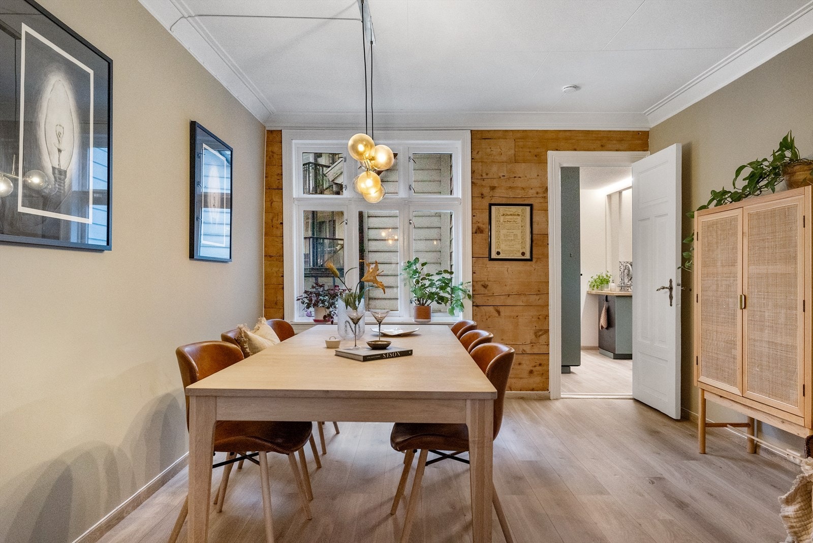 Boligen har en sentral og attraktiv beliggenhet i Sandviken i tilbaketrukket gate med lite støy. Galleribilde