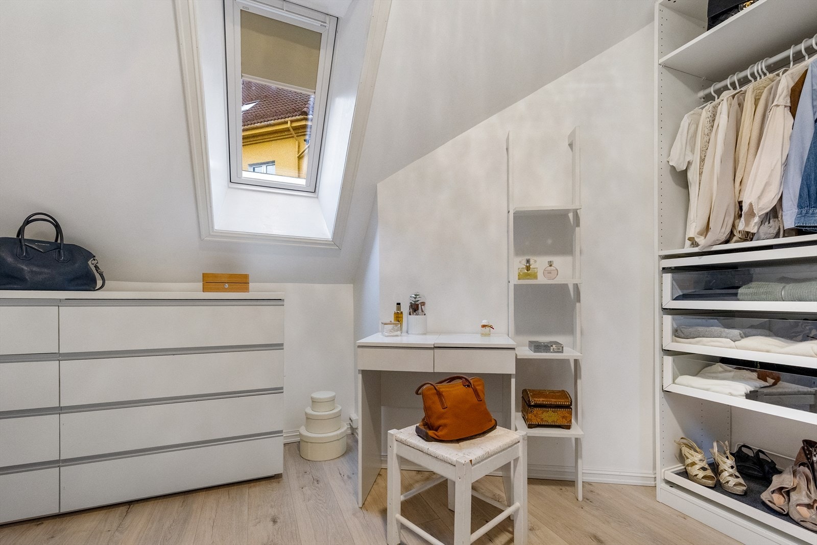 Walk-in garderoben er på 9 kvm og kan enkelt benyttes som separat rom. Galleribilde