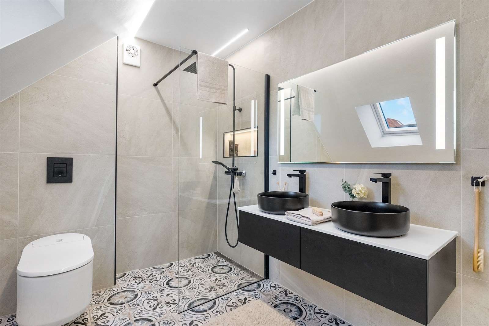 Hovedbadet er lyst og romslig med flotte materialvalg og spyletoalett med lys og automatisk lokk. Galleribilde