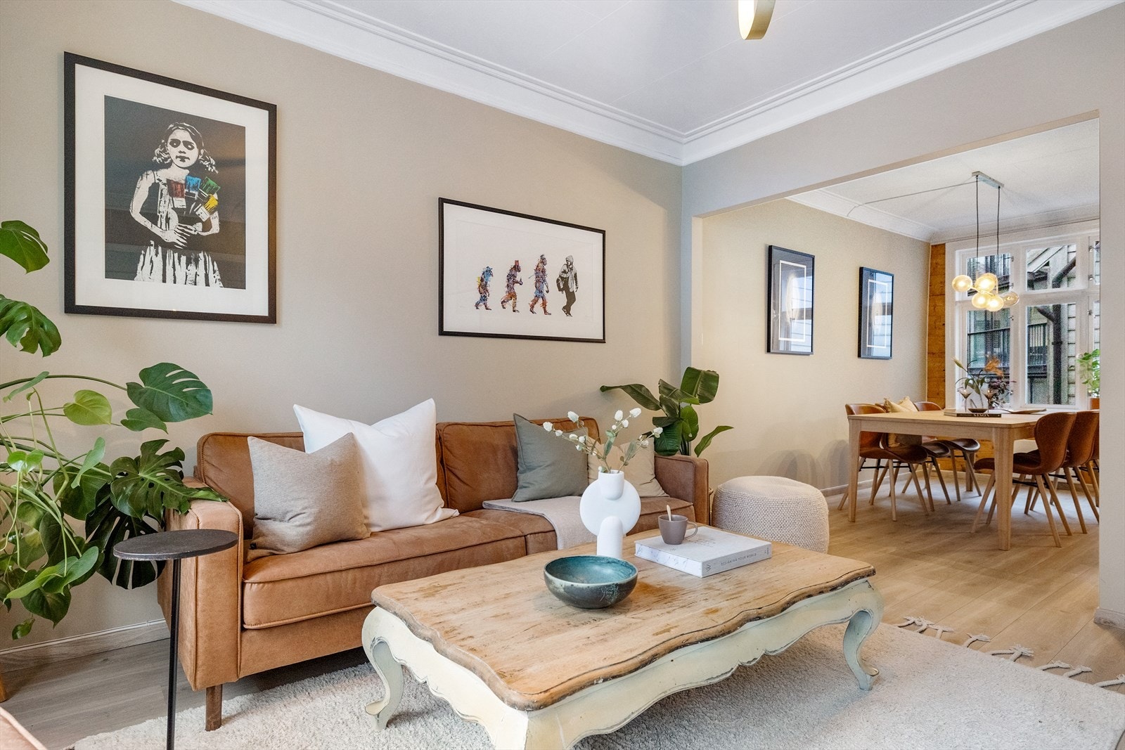 Fra stuen beveger vi oss inn til spisestuen. Galleribilde