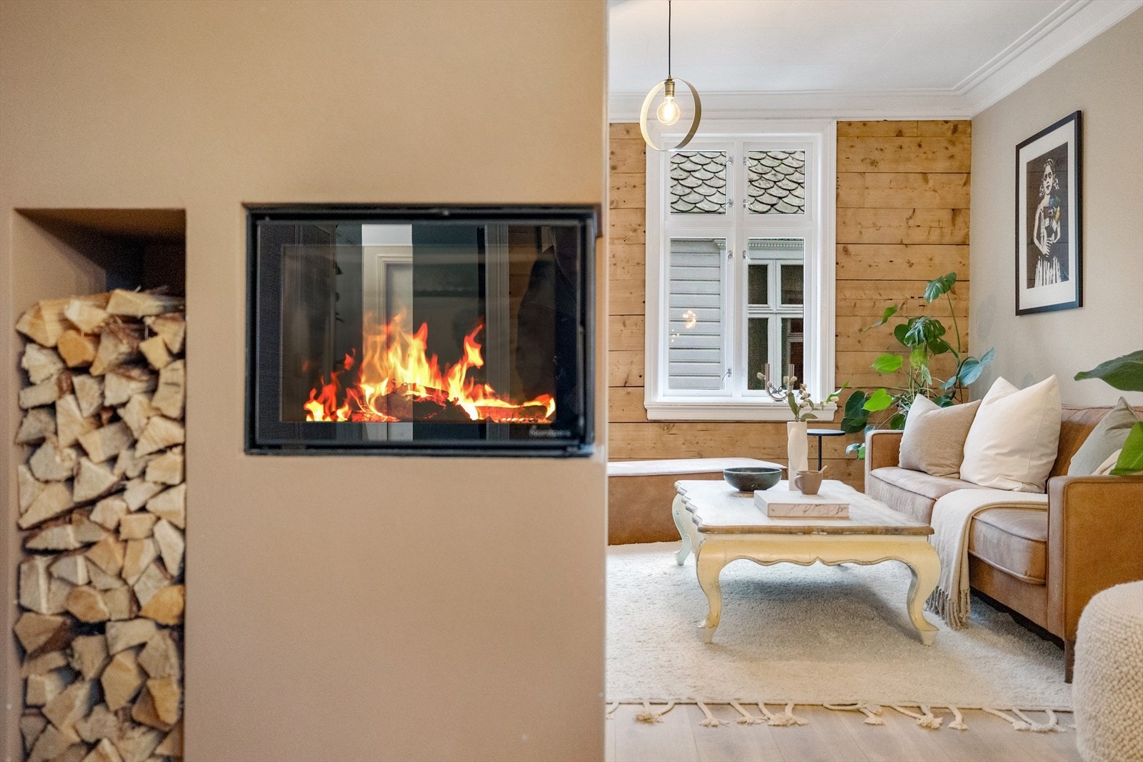 Boligen har en perfekt balanse mellom moderne løsninger for en behagelig hverdags luksus og gamle originale detaljer. Galleribilde