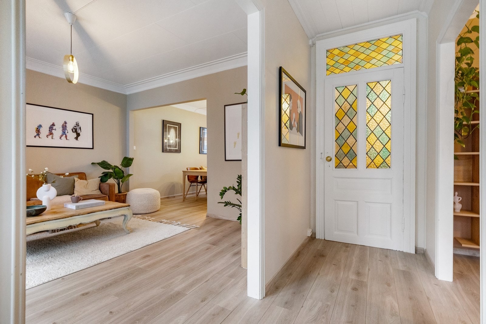 Hoveddelens inngangsparti med flott dør og mulighet for å henge fra seg yttertøy i yttergang. Galleribilde