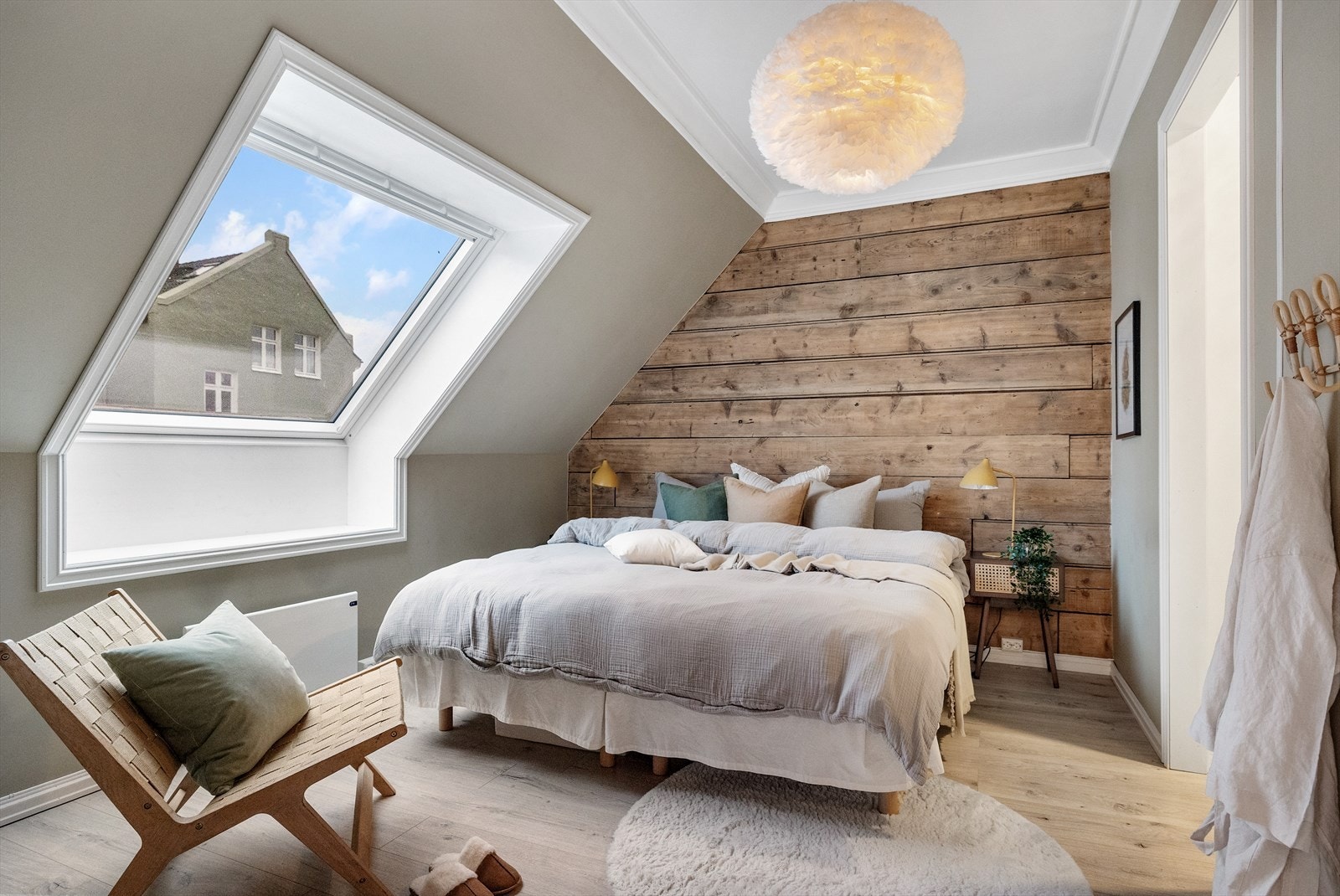 Hovedsoverommet finner vi i loftsetasjen og er på ca. 12 kvm. Galleribilde