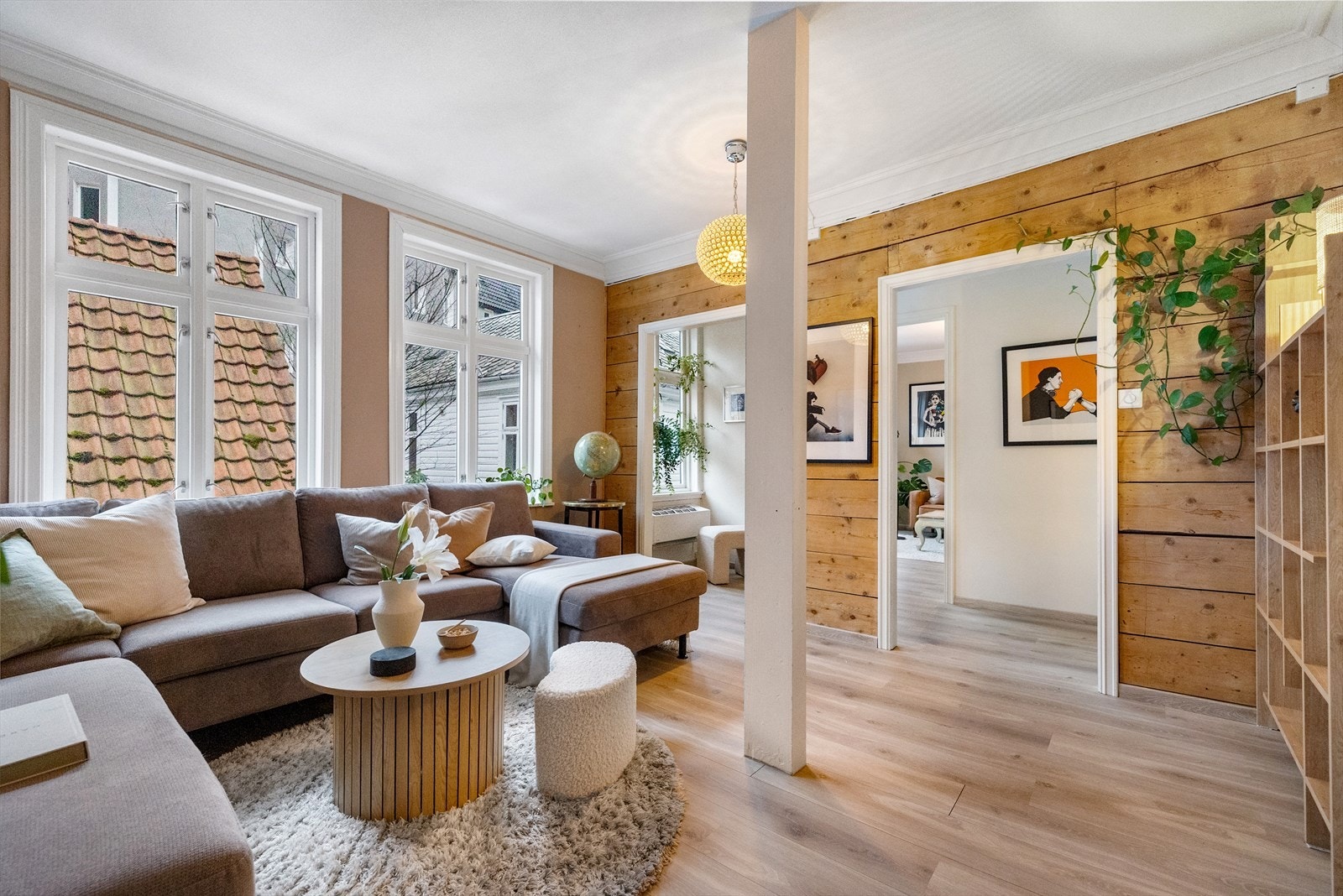 Koselig TV stue med vinduer mot rolig smau. Galleribilde