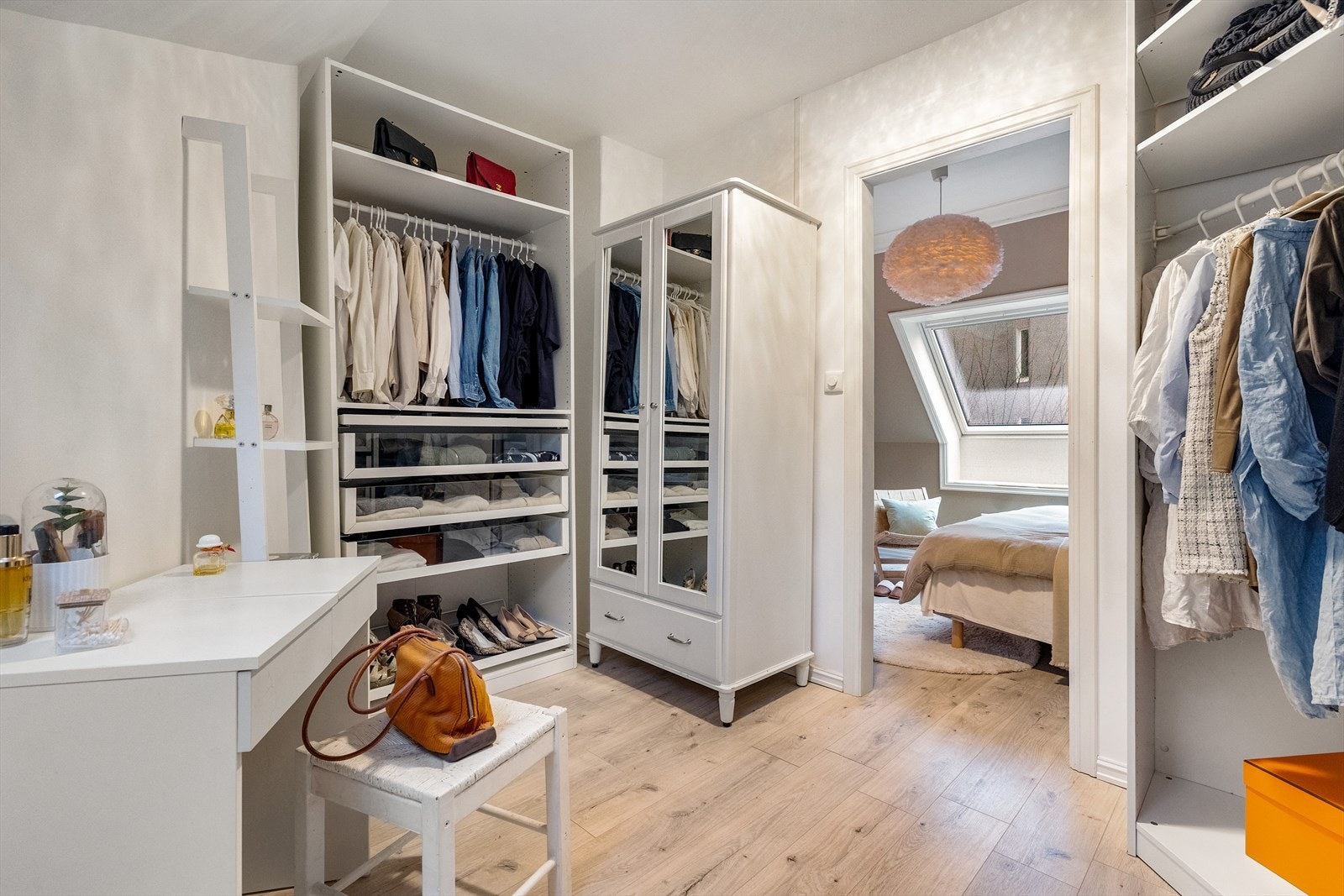 Fra soverommet er det direkte tilkomst til en romslig walk-in. Galleribilde