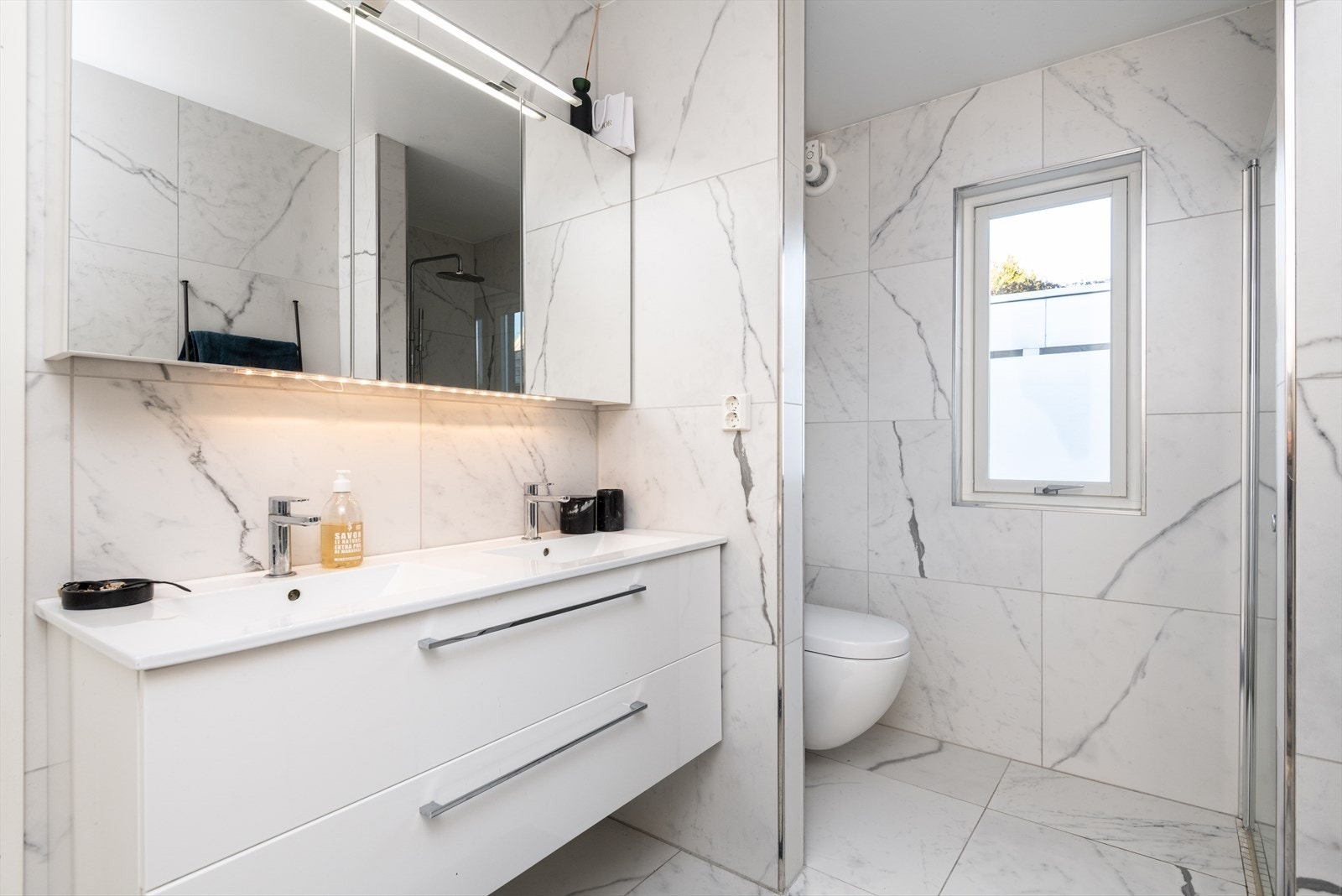 Lekkert baderom med dobbel servant, dusjnisje og vegghengt toalett Galleribilde