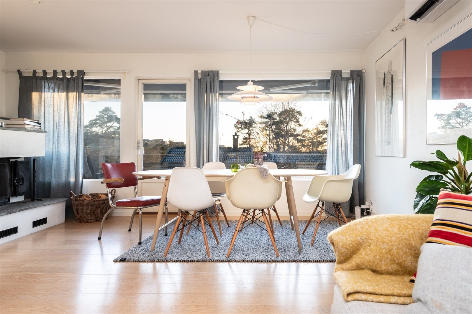 Spisestue med med utgang til terrasse og peisovn Galleribilde