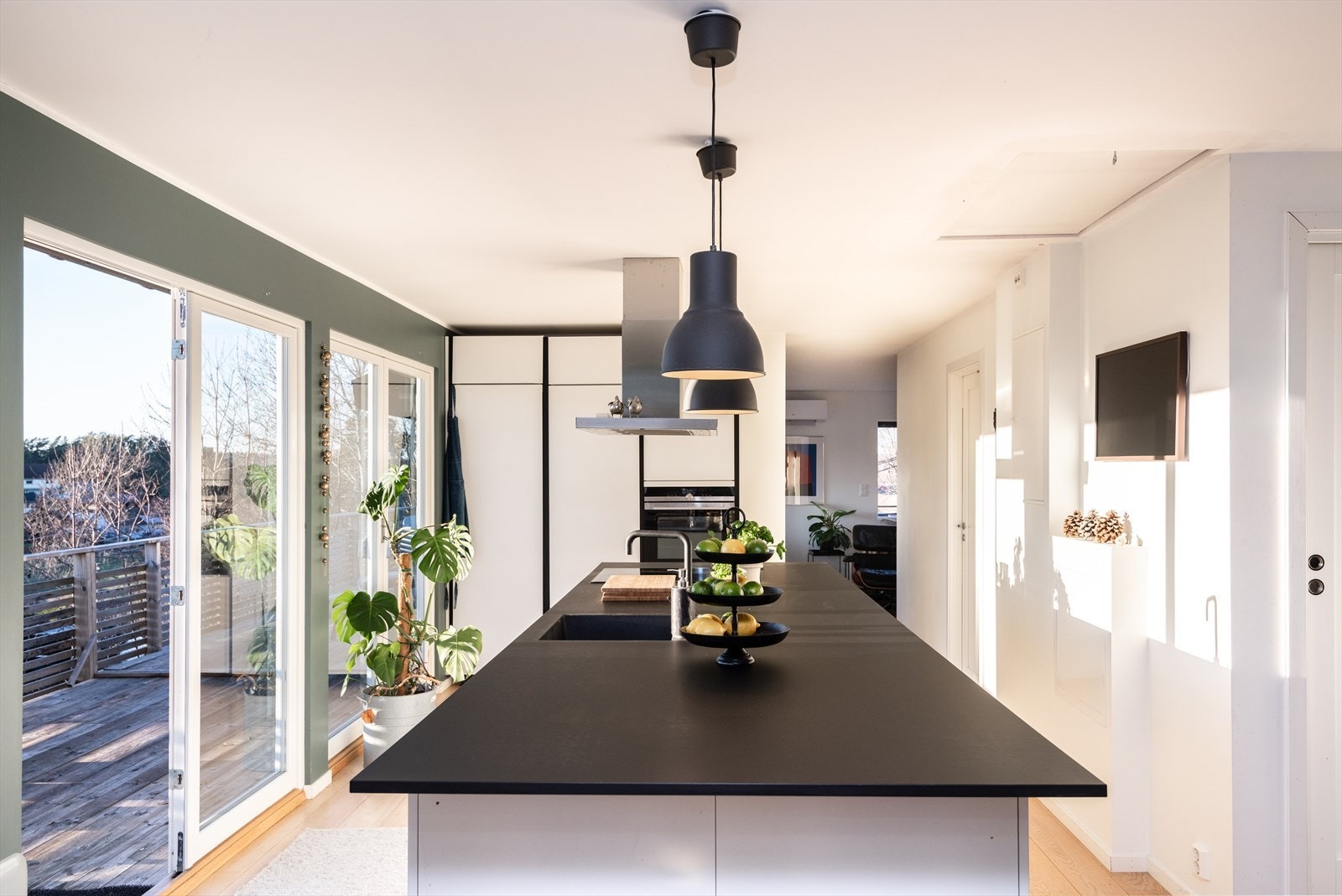 Kjøkkenet er av høy kvalitet, med mye benk- og skapplass Galleribilde