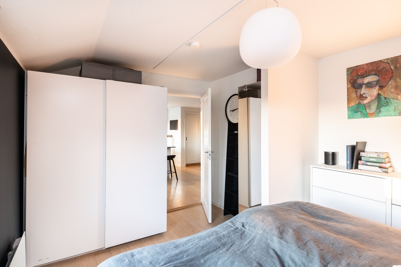 Soverom 1 har godt med lagringsplass i garderobe og kommoder Galleribilde