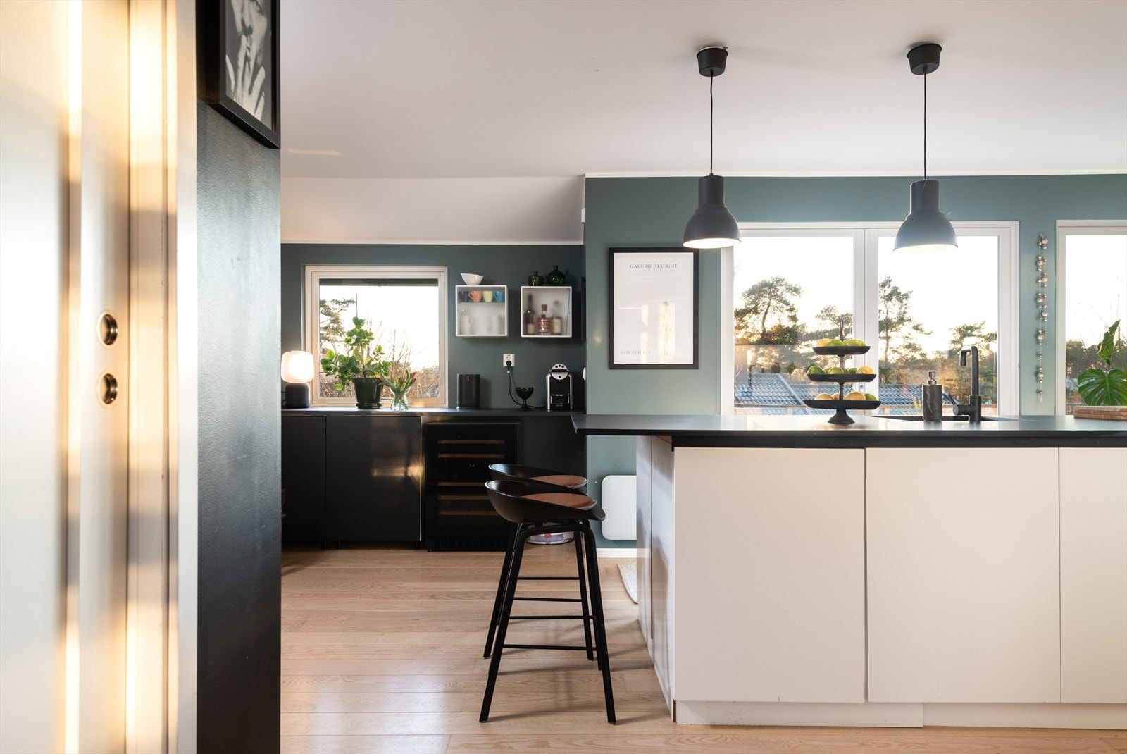 Stort kjøkken med utgang til terrasse Galleribilde