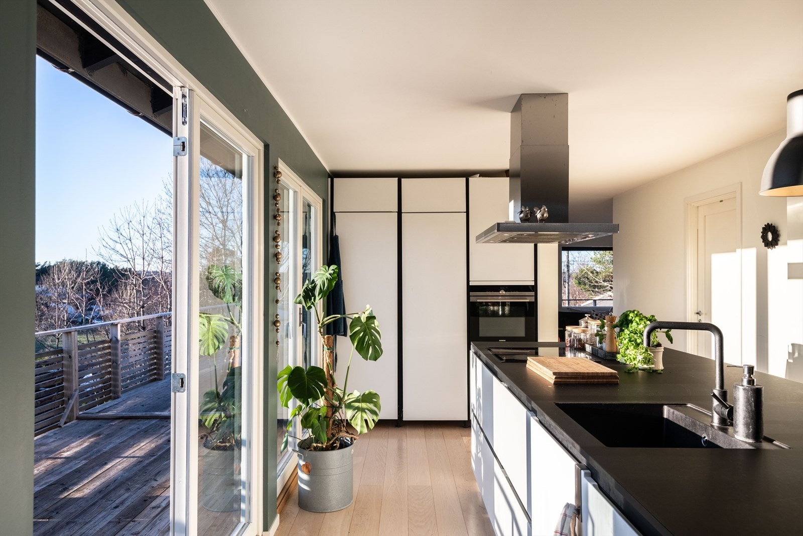 Fra kjøkkenet er det utgang til solrik terrasse Galleribilde