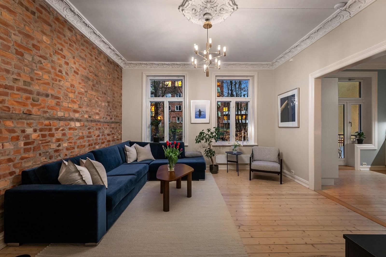 Romslig stue med store vindusflater som slipper inn rikelig med naturlig lys. Galleribilde