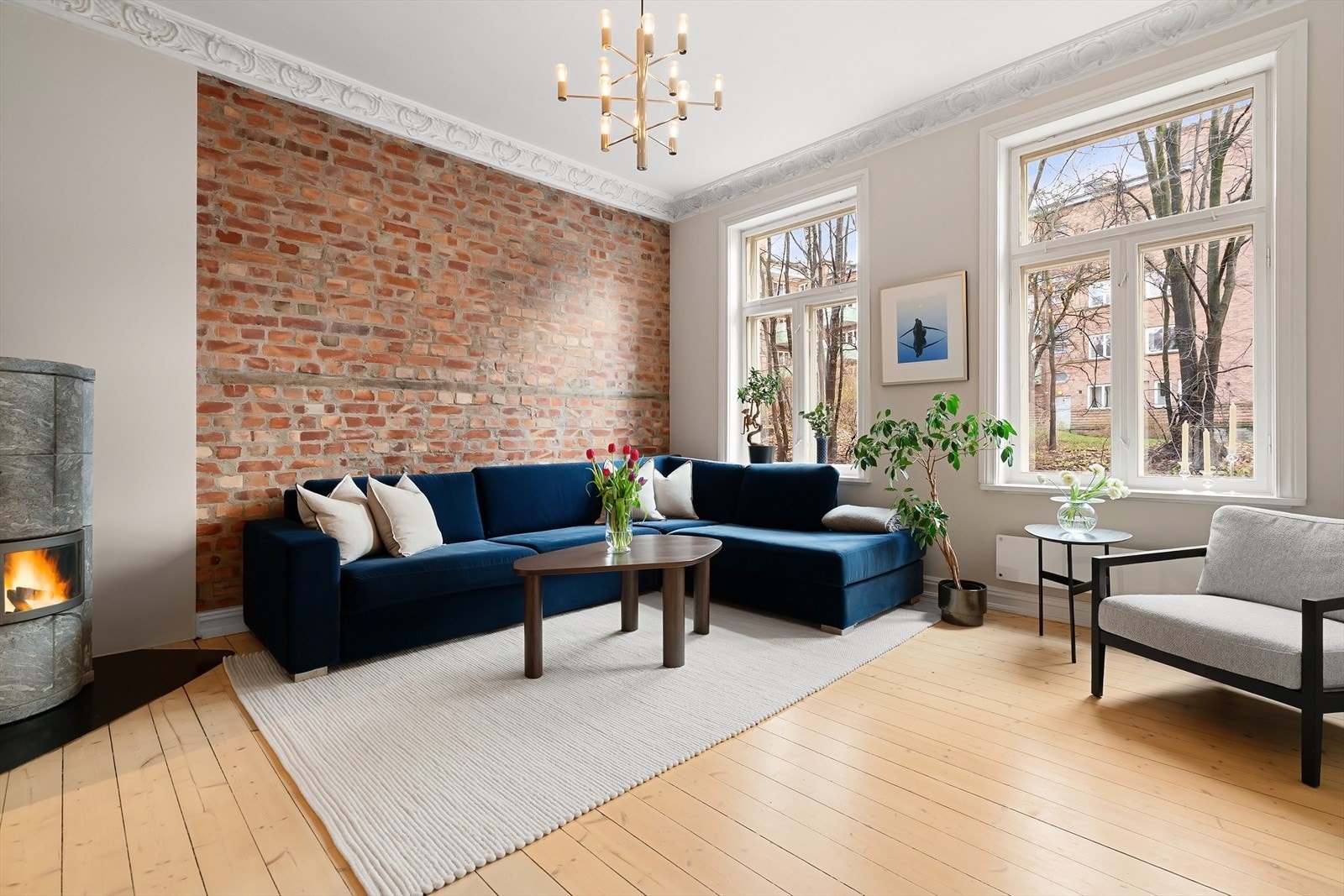 Her er det god plass til stor sofagruppe og tilhørende møblement, som gir et naturlig samlingspunkt for familie og gjester. Galleribilde