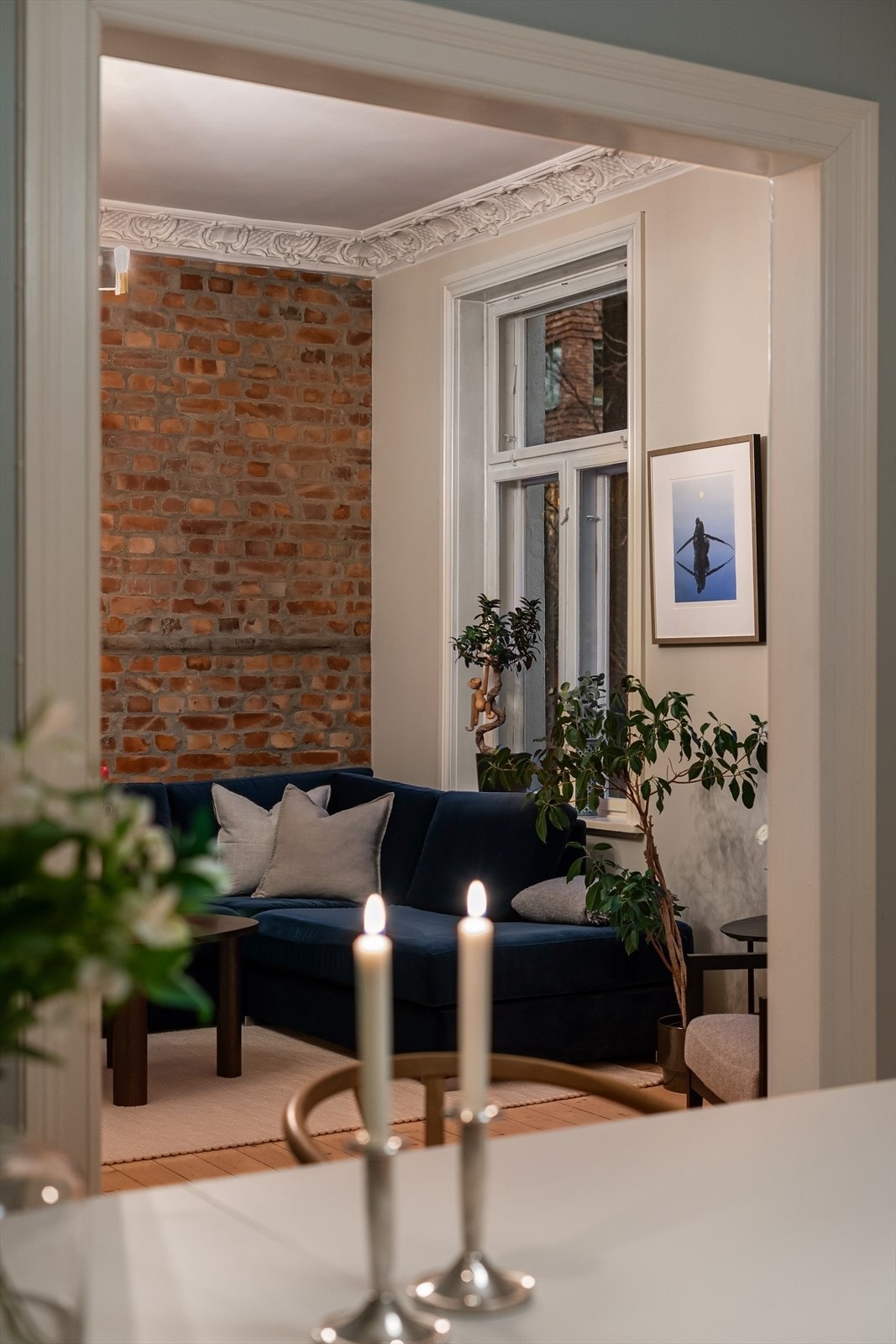 Leiligheten har malte trevinduer med koblet glass. Galleribilde