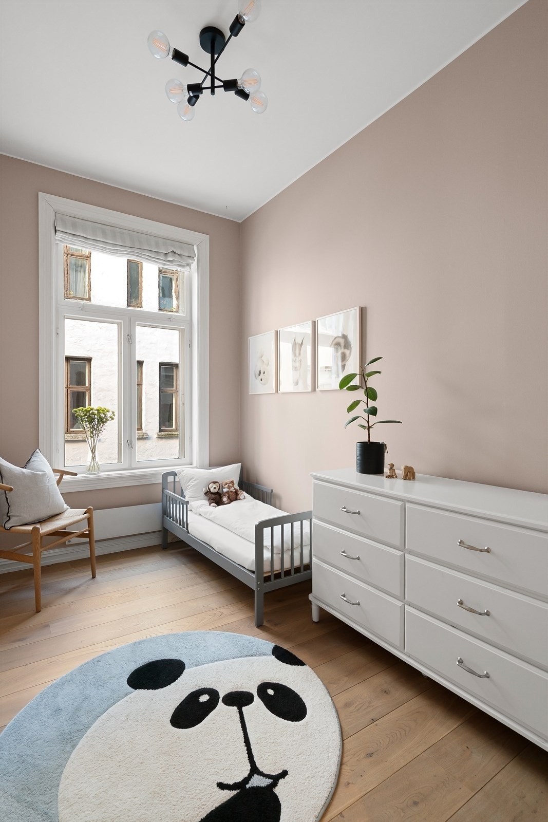 Soverom 2 av god størrelse. Her er det plass til stor seng og garderobeløsning. Galleribilde