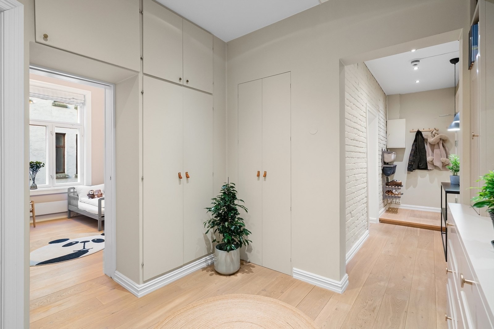 Snekkertilpasset garderobe. Galleribilde