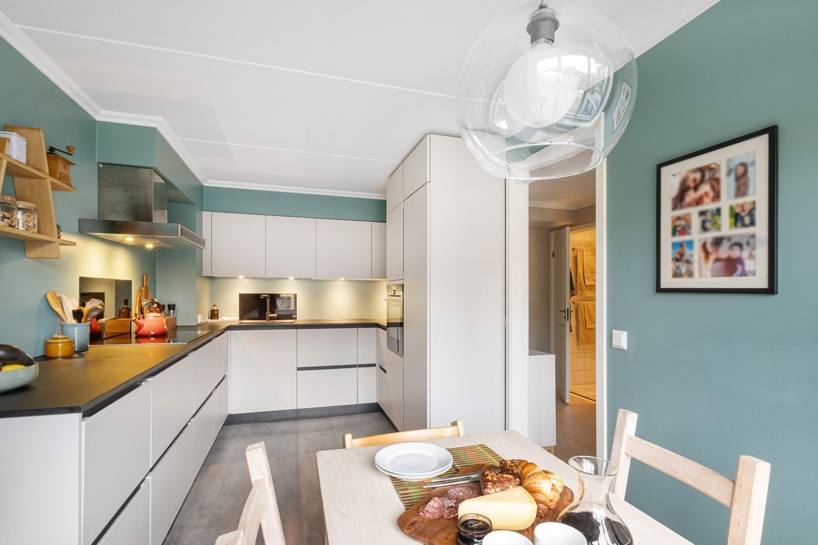 Pent kjøkken fra Kvik som ble oppusset i 2017. Det er rikelig med benkeplass til matlaging Galleribilde