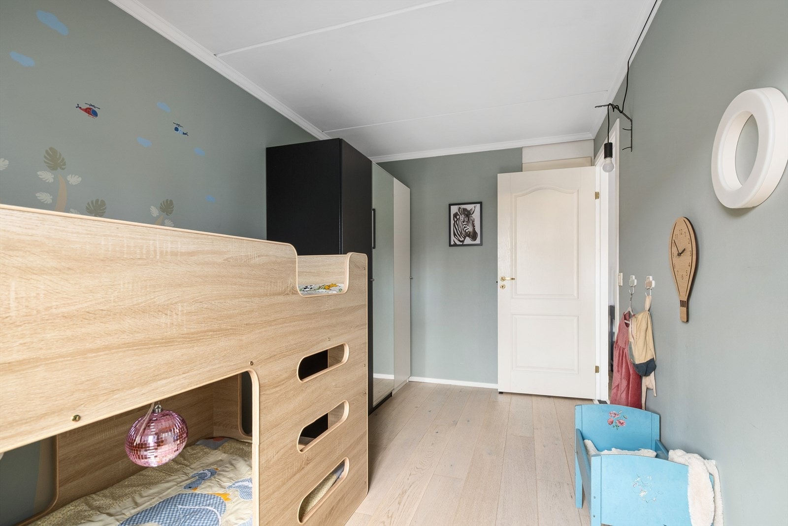 Rommet har malte flater og parkett på gulv Galleribilde