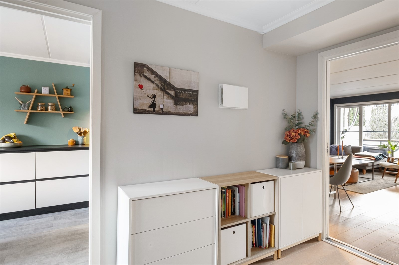 Romslig entré med plass til garderobeskap og oppbevaringsmøbel Galleribilde