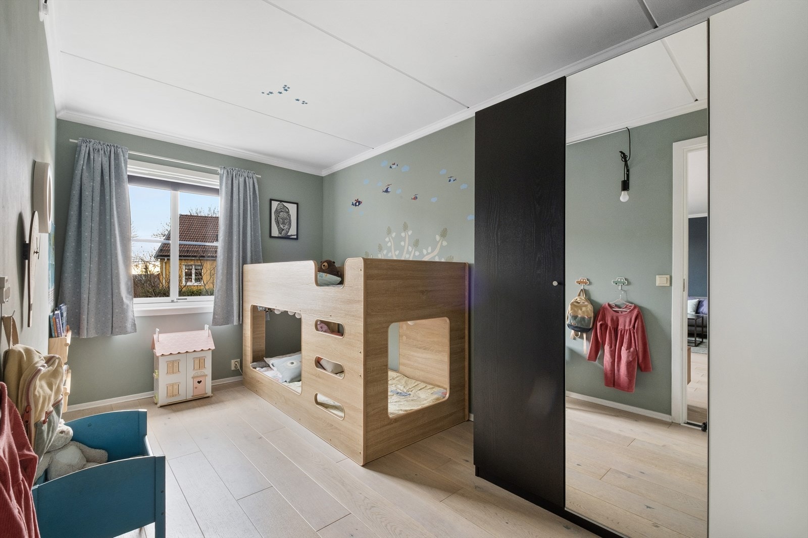 Boligens andre soverom er lyst og romslig. Det kan og benyttes som kontor eller hobbyrom Galleribilde