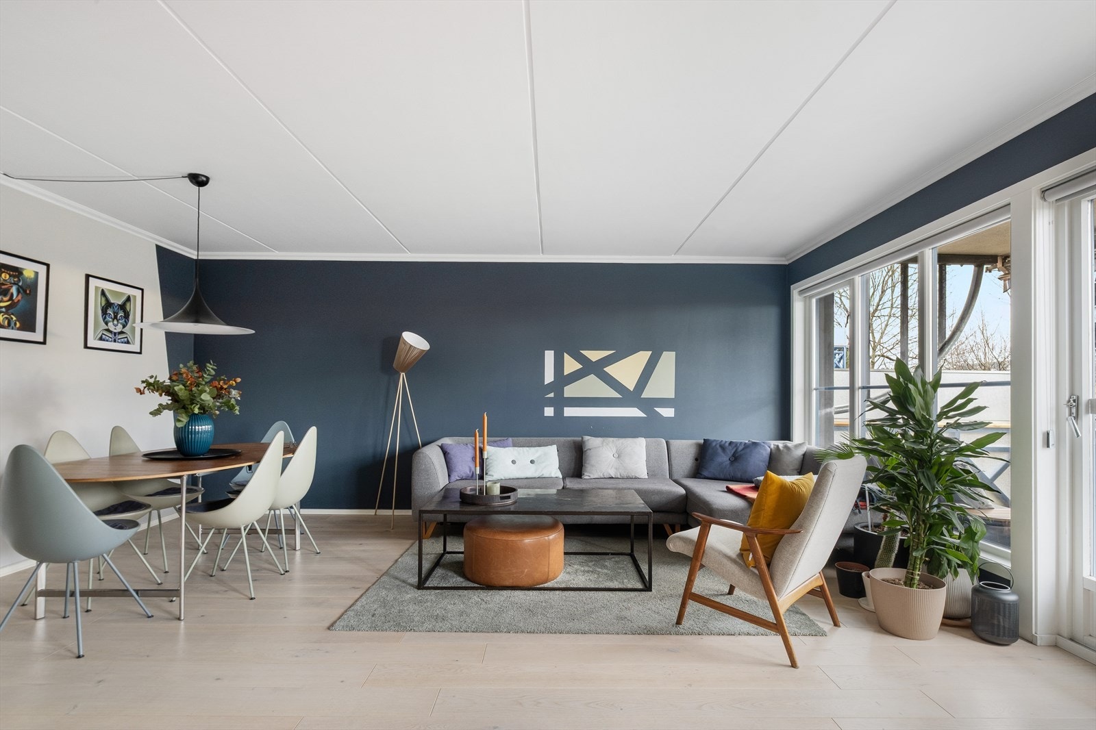 Stuen er lys og romslig, og har gode møbleringsmuligheter Galleribilde