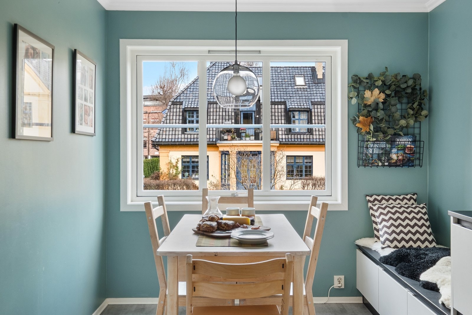 Rommet har plass til en spisegruppe, og har en egen sittebenk med skuffer til oppbevaring Galleribilde