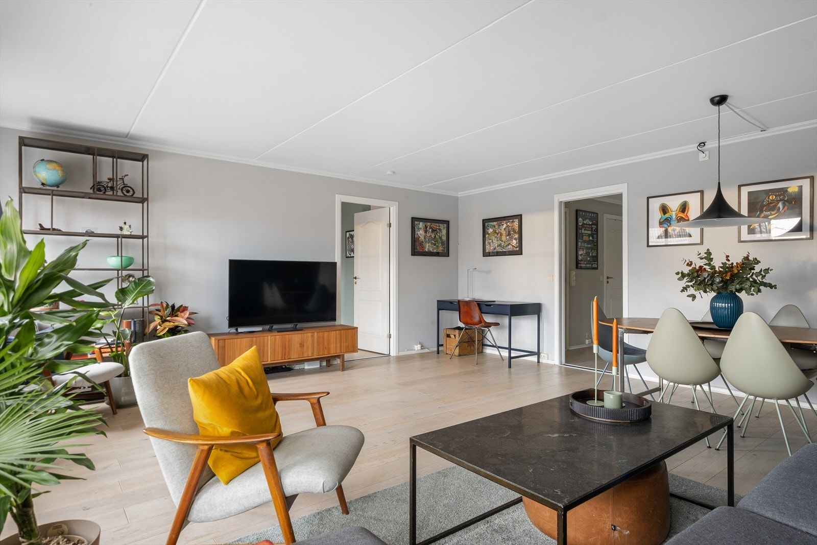 Rommet er malt i tidsriktige farger som hjelper på romfølelsen, og det er adkomst til boligens øvrige rom Galleribilde